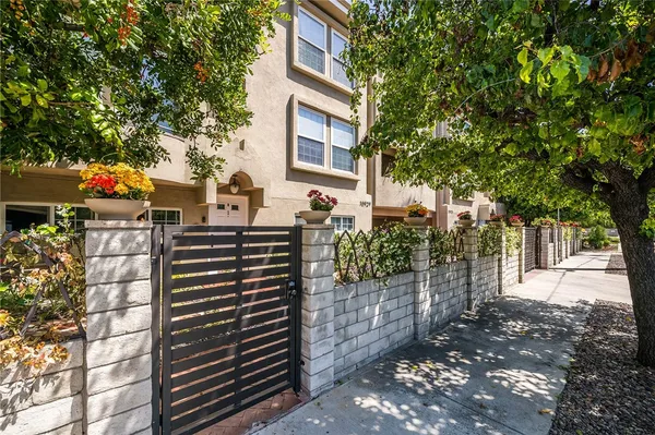 $985,000 | 10923 Landale Street, Unit 2, Toluca Lake, CA 91602