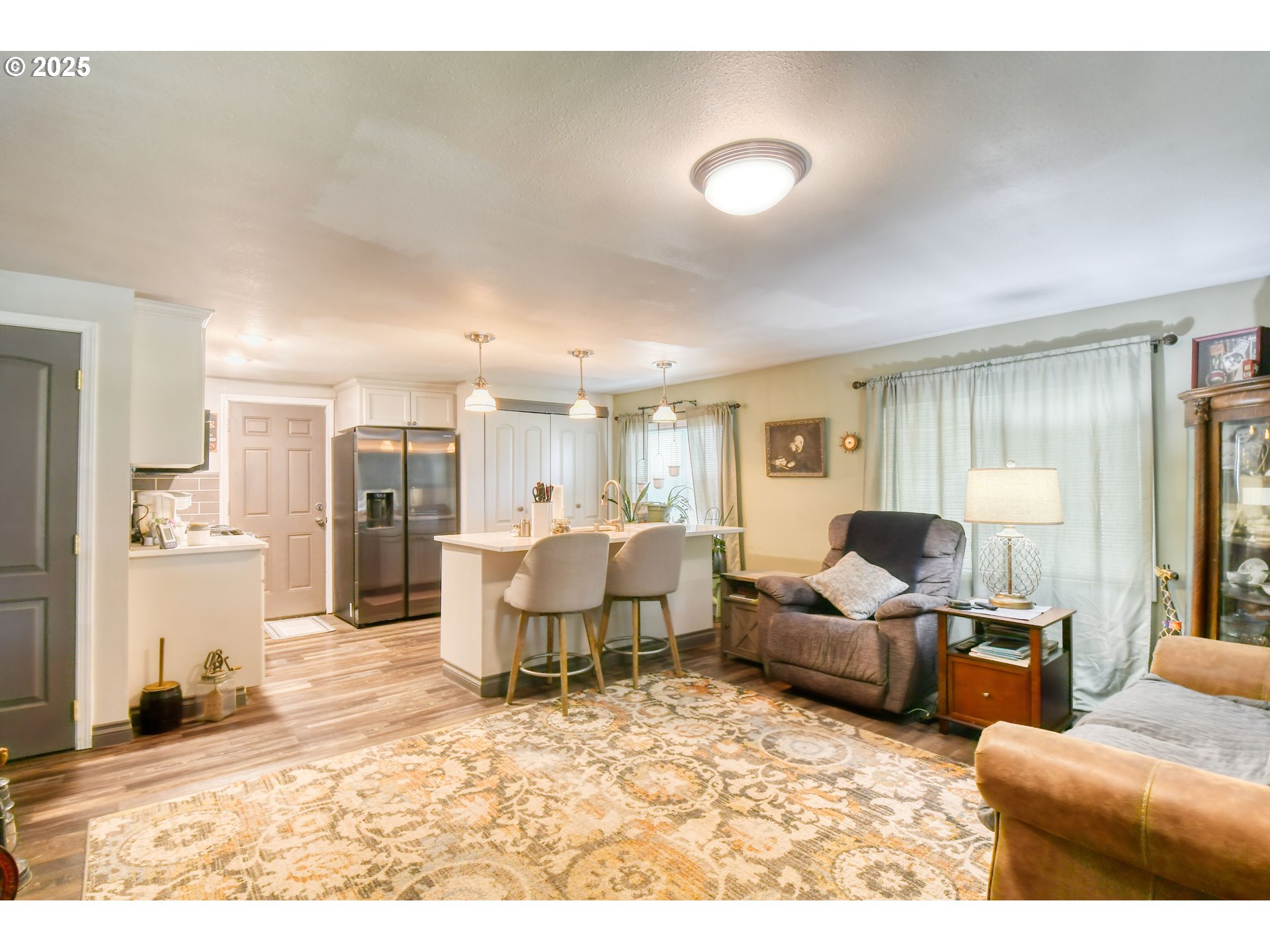 330 2nd Street Athena, OR 97813 - Photo 5 of 30 a living room with furniture