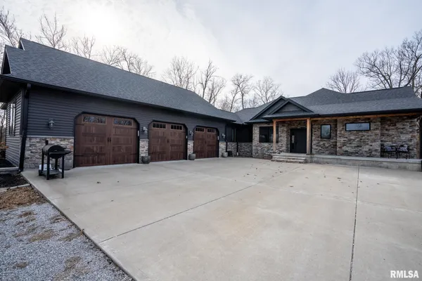 $819,999 | 857 Ariel View Lane, De Soto, IL 62924