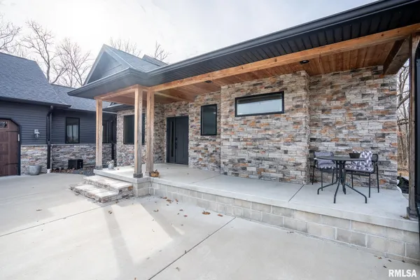 $819,999 | 857 Ariel View Lane, De Soto, IL 62924