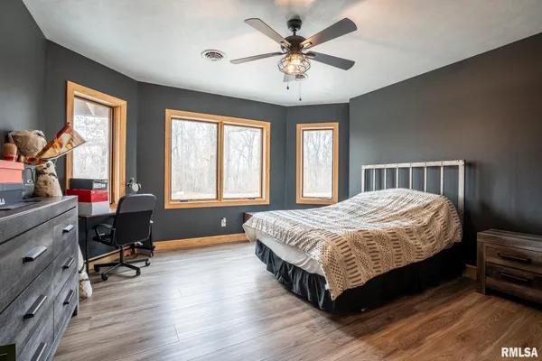 $819,999 | 857 Ariel View Lane, De Soto, IL 62924