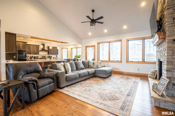 $819,999 | 857 Ariel View Lane, De Soto, IL 62924