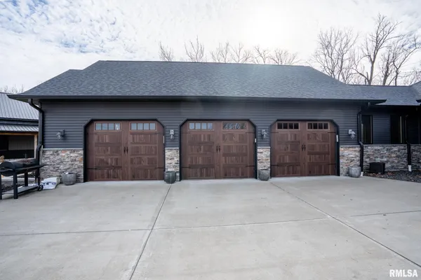 $819,999 | 857 Ariel View Lane, De Soto, IL 62924
