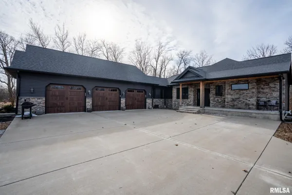 $819,999 | 857 Ariel View Lane, De Soto, IL 62924