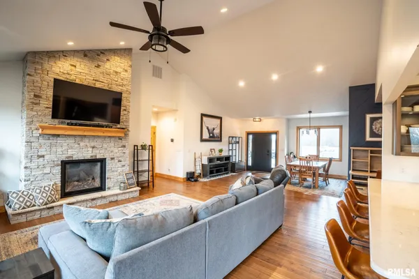 $819,999 | 857 Ariel View Lane, De Soto, IL 62924