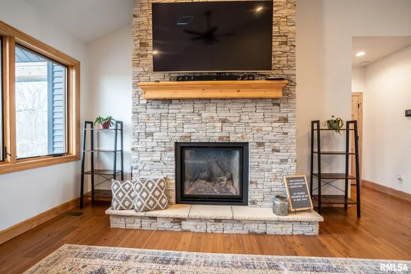 $819,999 | 857 Ariel View Lane, De Soto, IL 62924