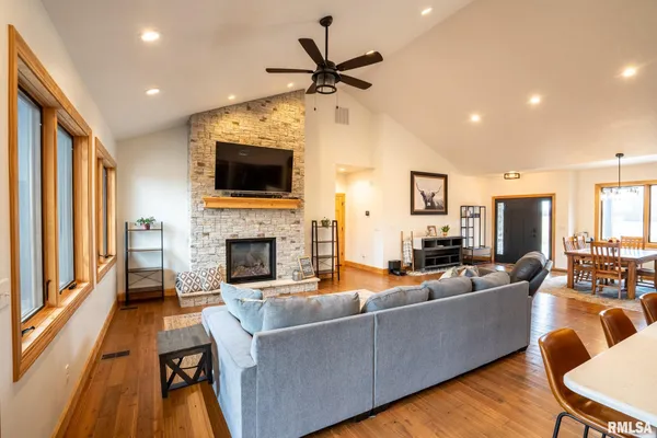 $819,999 | 857 Ariel View Lane, De Soto, IL 62924