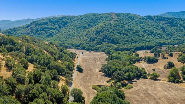 a view of a parking area