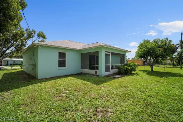 a view of a house with a backyard