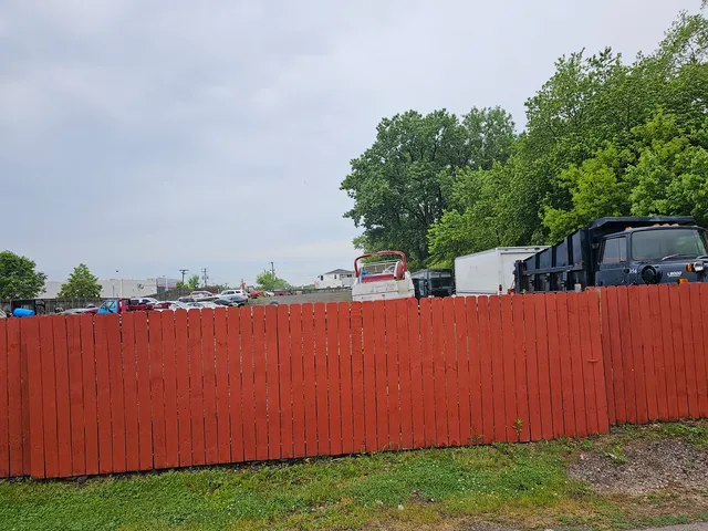 a view of a backyard