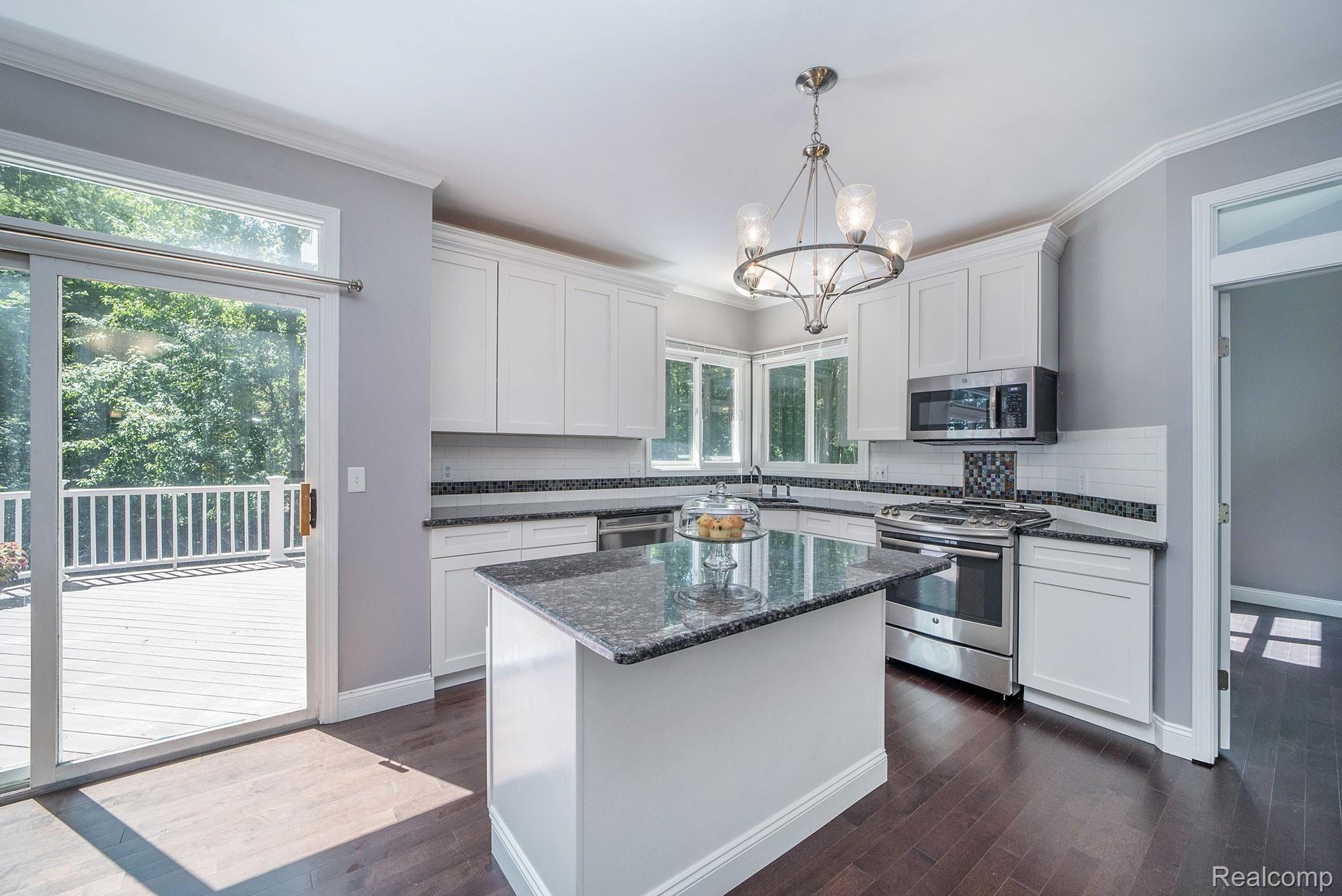 697 Lake Ridge Road Rochester, MI 48307 - Photo 7 of 42 017A2364.jpg