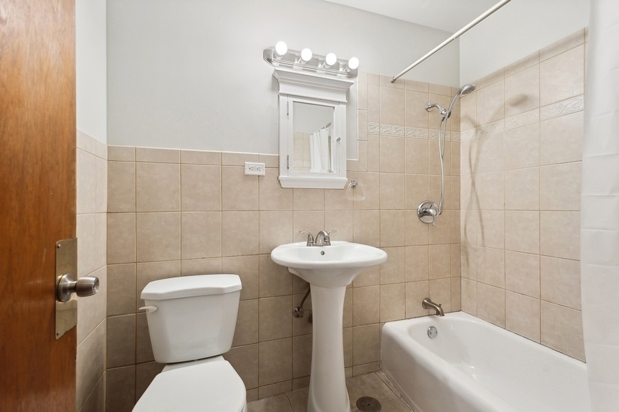 7019 North Ridge Boulevard, Unit 3B Chicago, IL 60645 - Photo 8 of 9 a bathroom with a sink toilet and shower