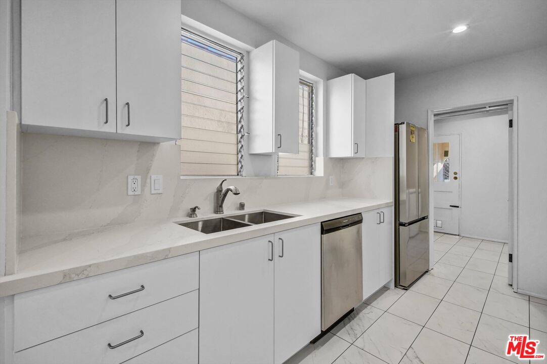 207 South Reeves Drive Beverly Hills, CA 90212 - Photo 8 of 27