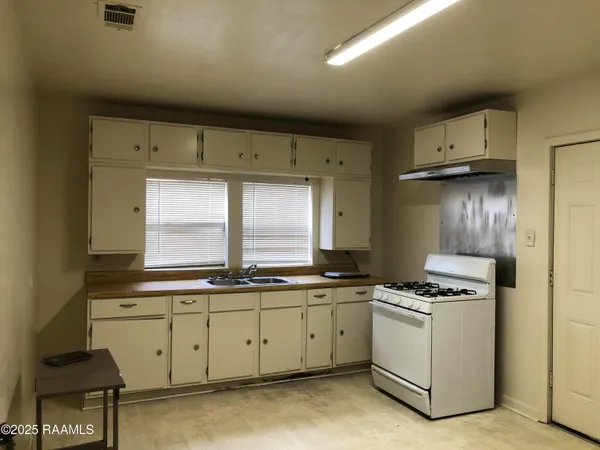 $950 | 810 Irene Street, Lafayette, LA 70501