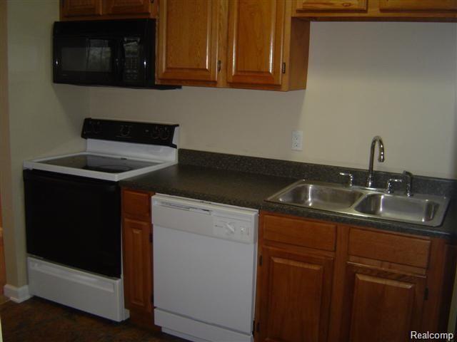 32013 West 12 Mile Road, Unit 313 Farmington Hills, MI 48334 - Photo 3 of 15