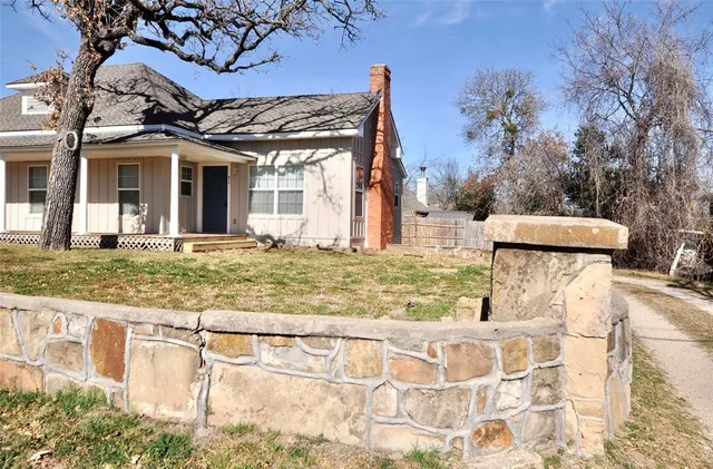 $1,295 | 814 West Ball Street, Weatherford, TX 76086