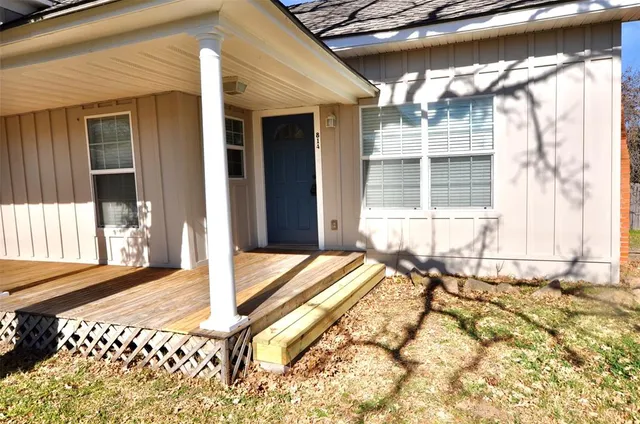 $1,350 | 814 West Ball Street, Weatherford, TX 76086
