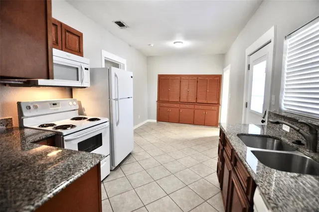 $1,350 | 814 West Ball Street, Weatherford, TX 76086