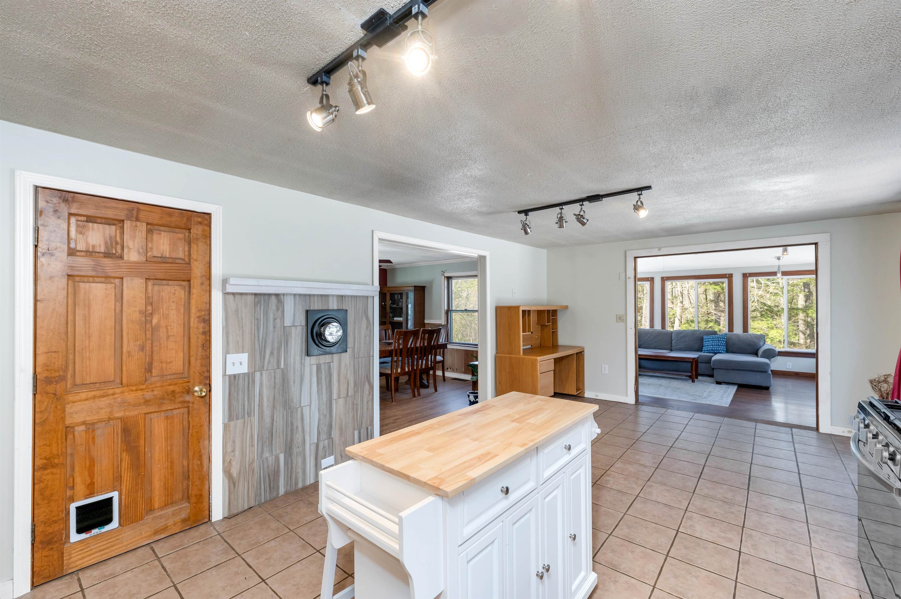 595 Beard Road Hillsborough, NH 03244 - Photo 5 of 34