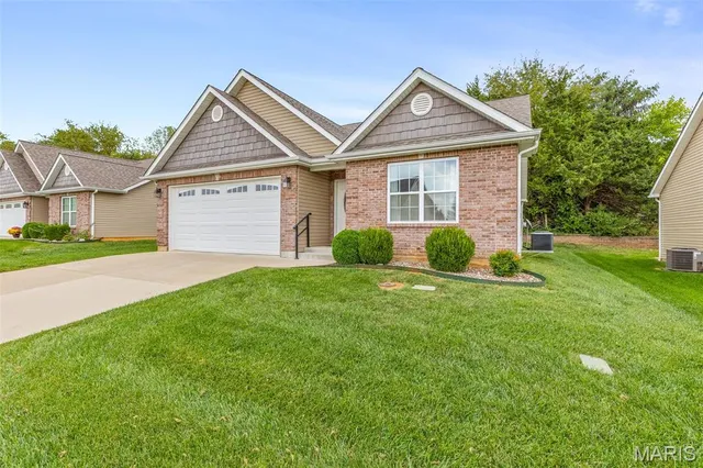 $299,900 | 1750 Lakeshore Drive, Farmington, MO 63640