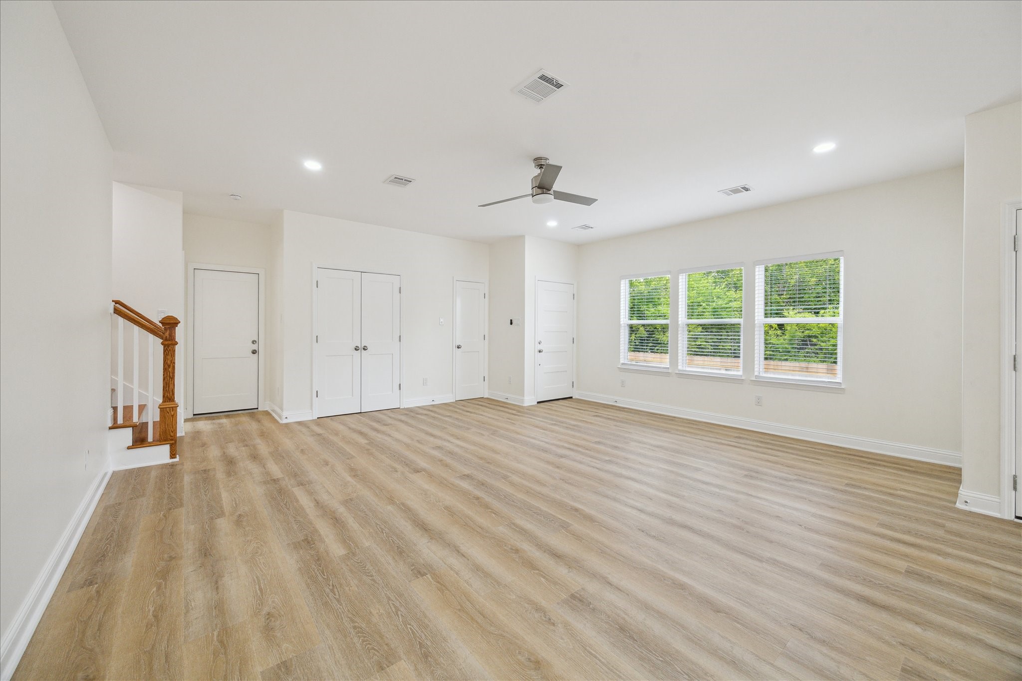901 East 37th Street Houston, TX 77022 - Photo 4 of 19 a view of an empty room with a window