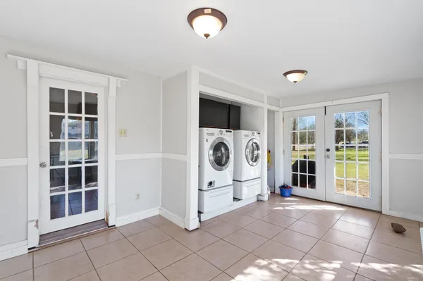 a view of a livingroom with washer and dryer