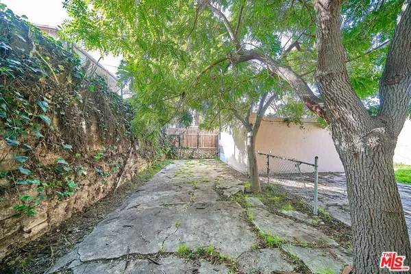 $1,295,000 | 3030 West 12th Place, Los Angeles, CA 90006