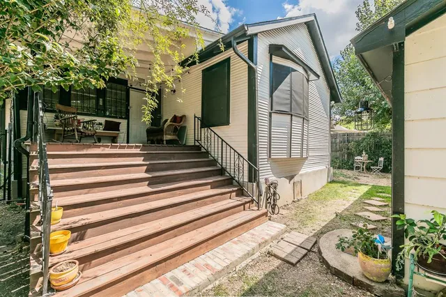 a view of backyard with garden