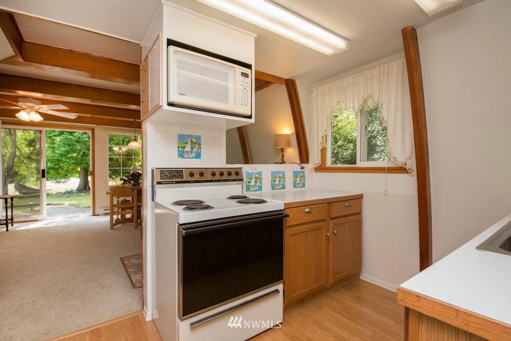 8111 Kispiox Road Blaine, WA 98230 - Photo 10 of 25 Gallery Image 10