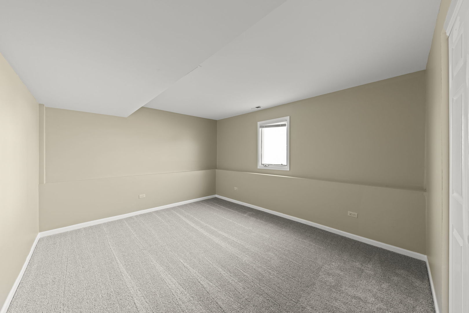 1925 William Drive Crest Hill, IL 60403 - Photo 20 of 32 a view of an empty room with a window