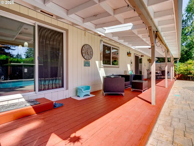 a view of a backyard