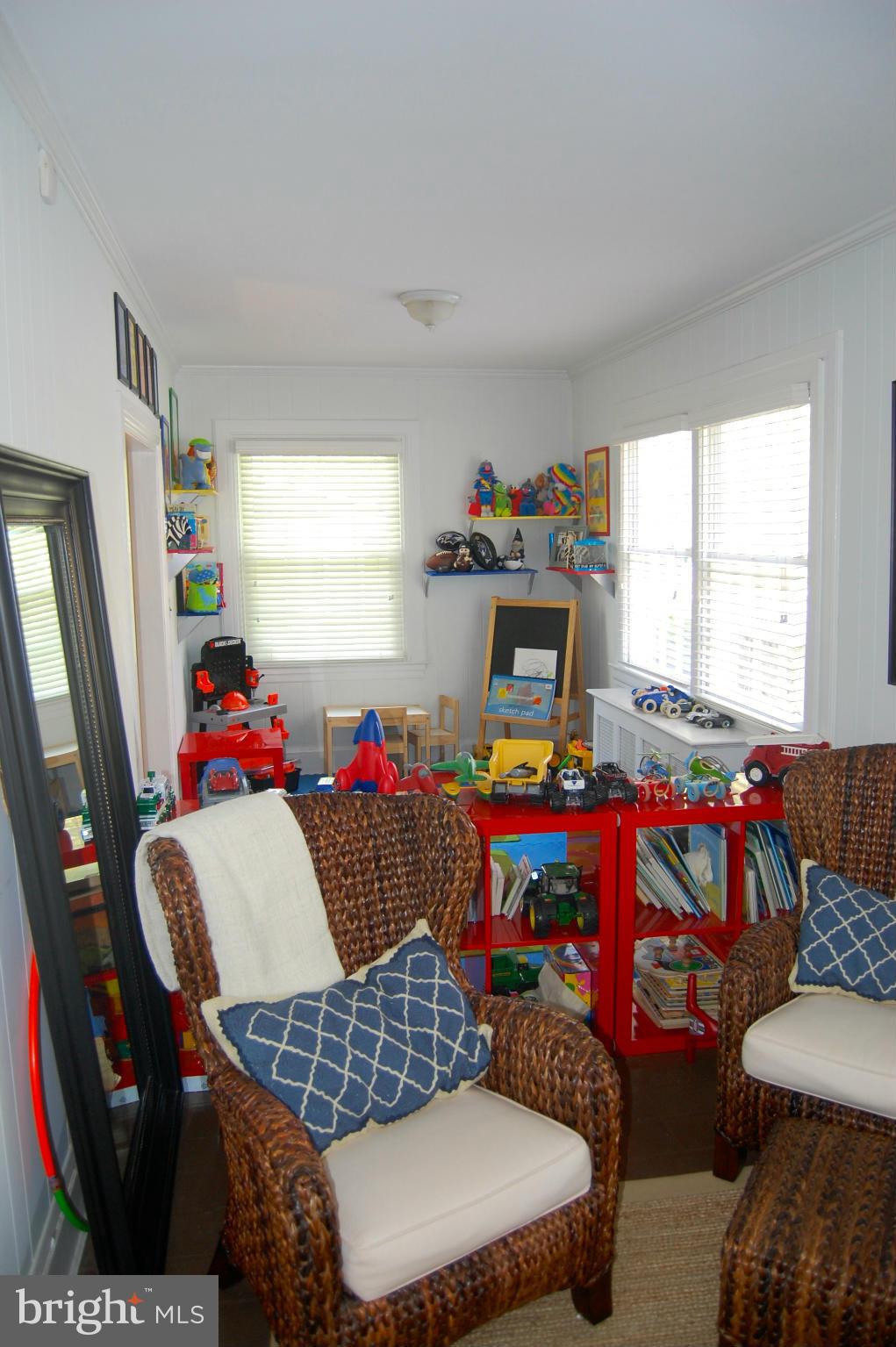 345 Tunbridge Road Baltimore, MD 21212 - Photo 16 of 30 a room with furniture and a window