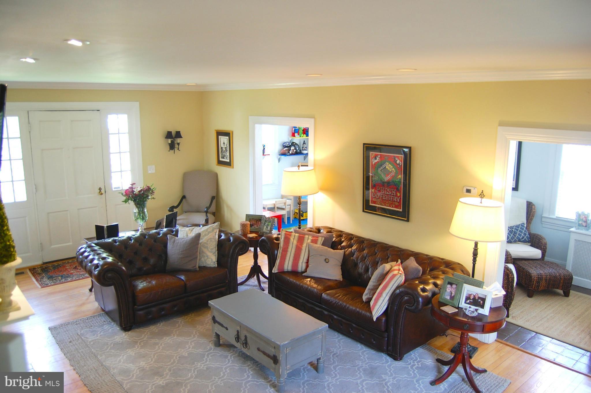345 Tunbridge Road Baltimore, MD 21212 - Photo 3 of 30 a living room with furniture and a couch