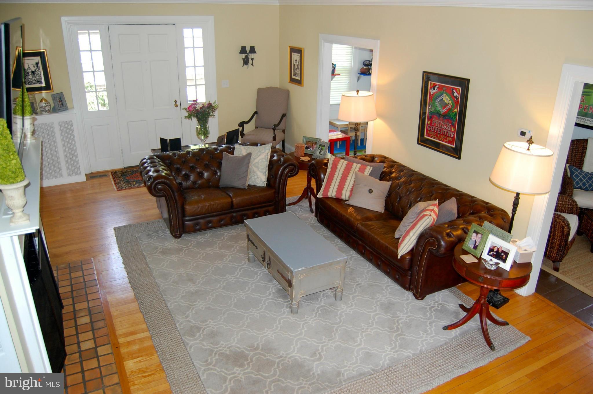 345 Tunbridge Road Baltimore, MD 21212 - Photo 5 of 30 a living room with furniture and a rug