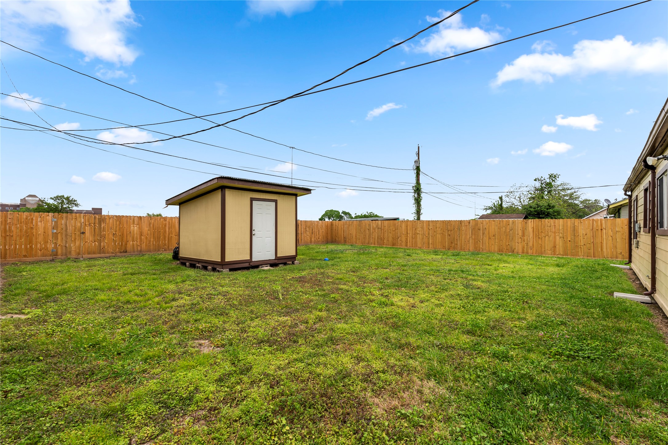5703 Minden Street Houston, TX 77026 - Photo 18 of 20 a backyard of a house with lots of green space
