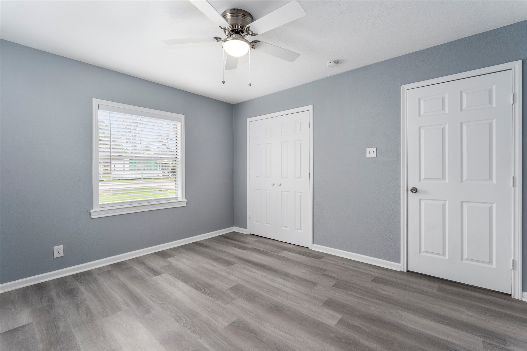 5703 Minden Street Houston, TX 77026 - Photo 9 of 20 a view of an empty room with a window
