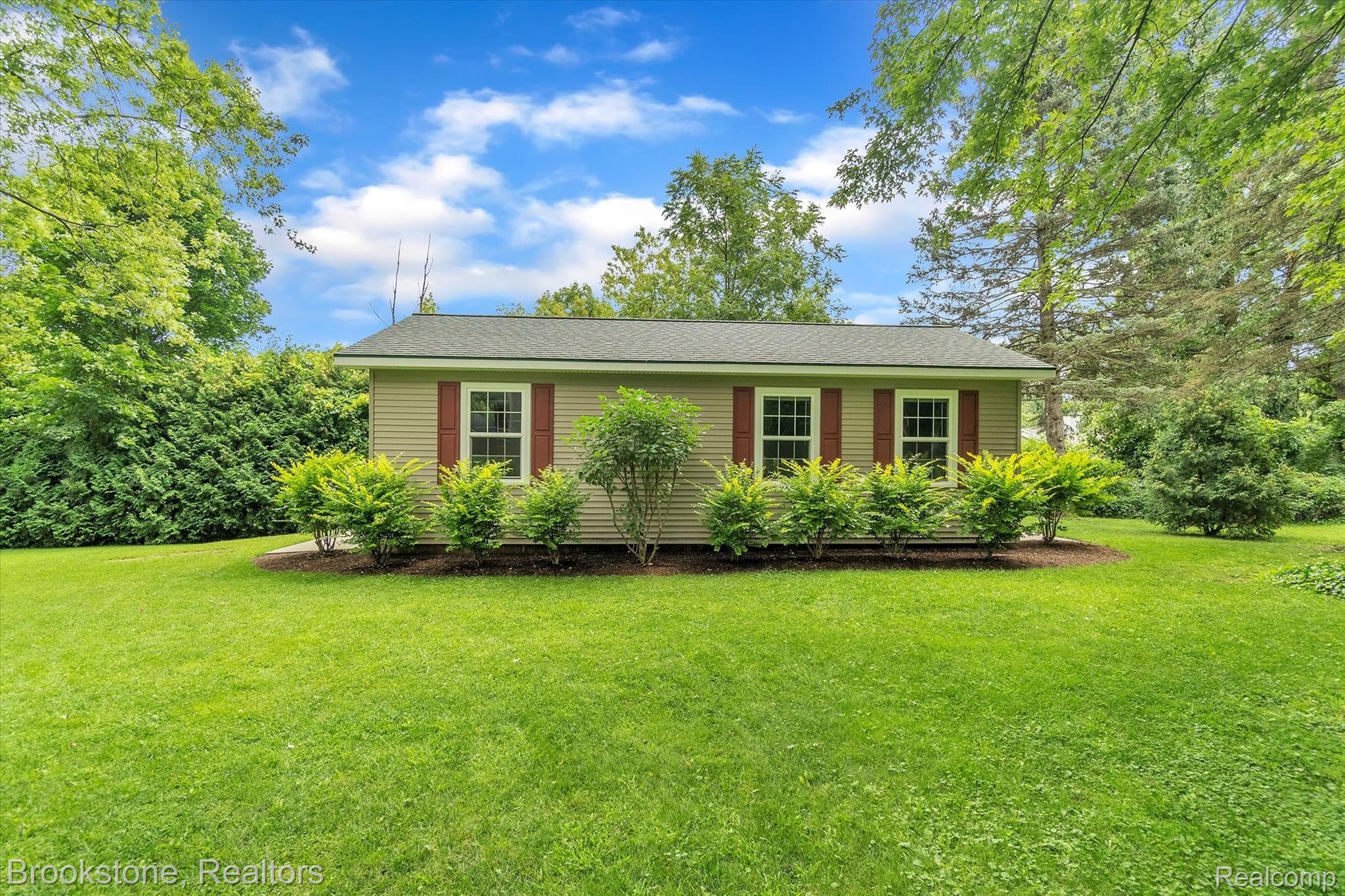 2515 Hickory Lawn Road Rochester, MI 48307 - Photo 28 of 35 39-2515-Hickory-Lawn-Rd-Rochester-Hills-MI-48307-WindowStill-Real-Estate-Photography-39.jpg