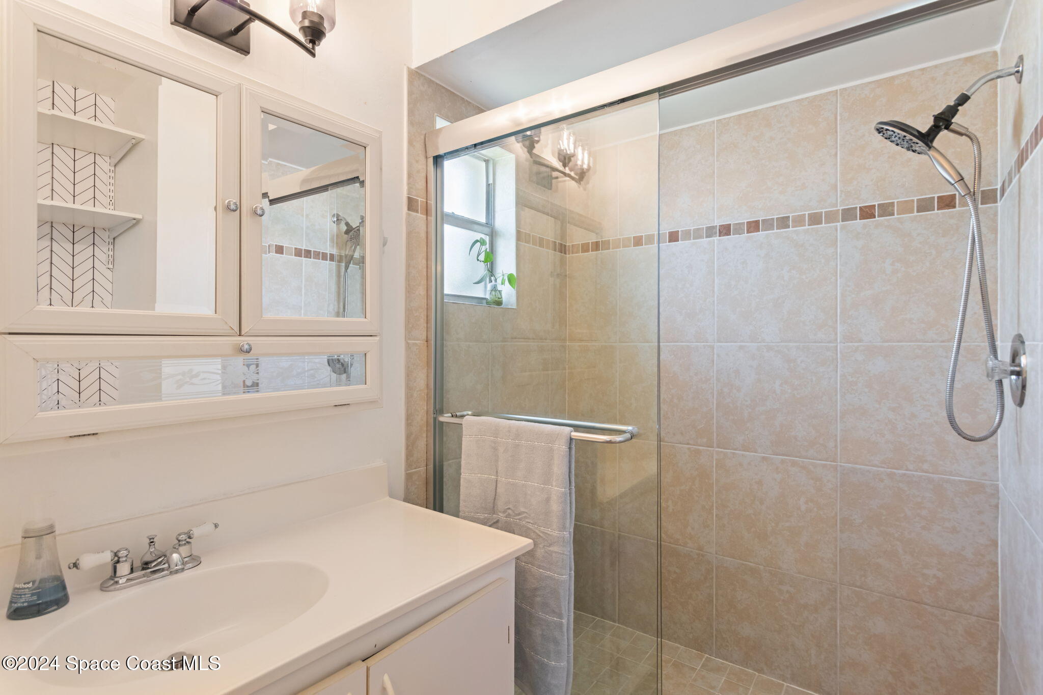 567 Parker Road Melbourne, FL 32904 - Photo 15 of 17 Master Bathroom