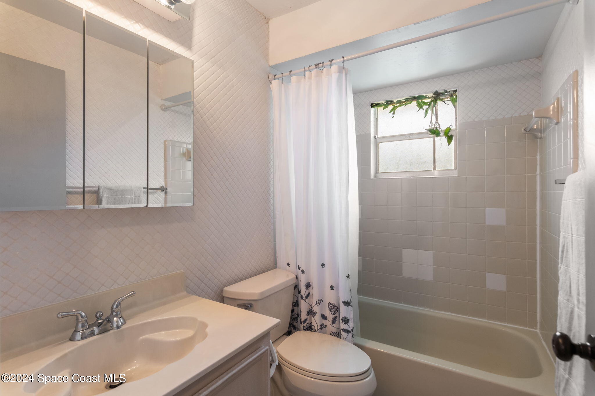 567 Parker Road Melbourne, FL 32904 - Photo 9 of 17 Guest Bathroom