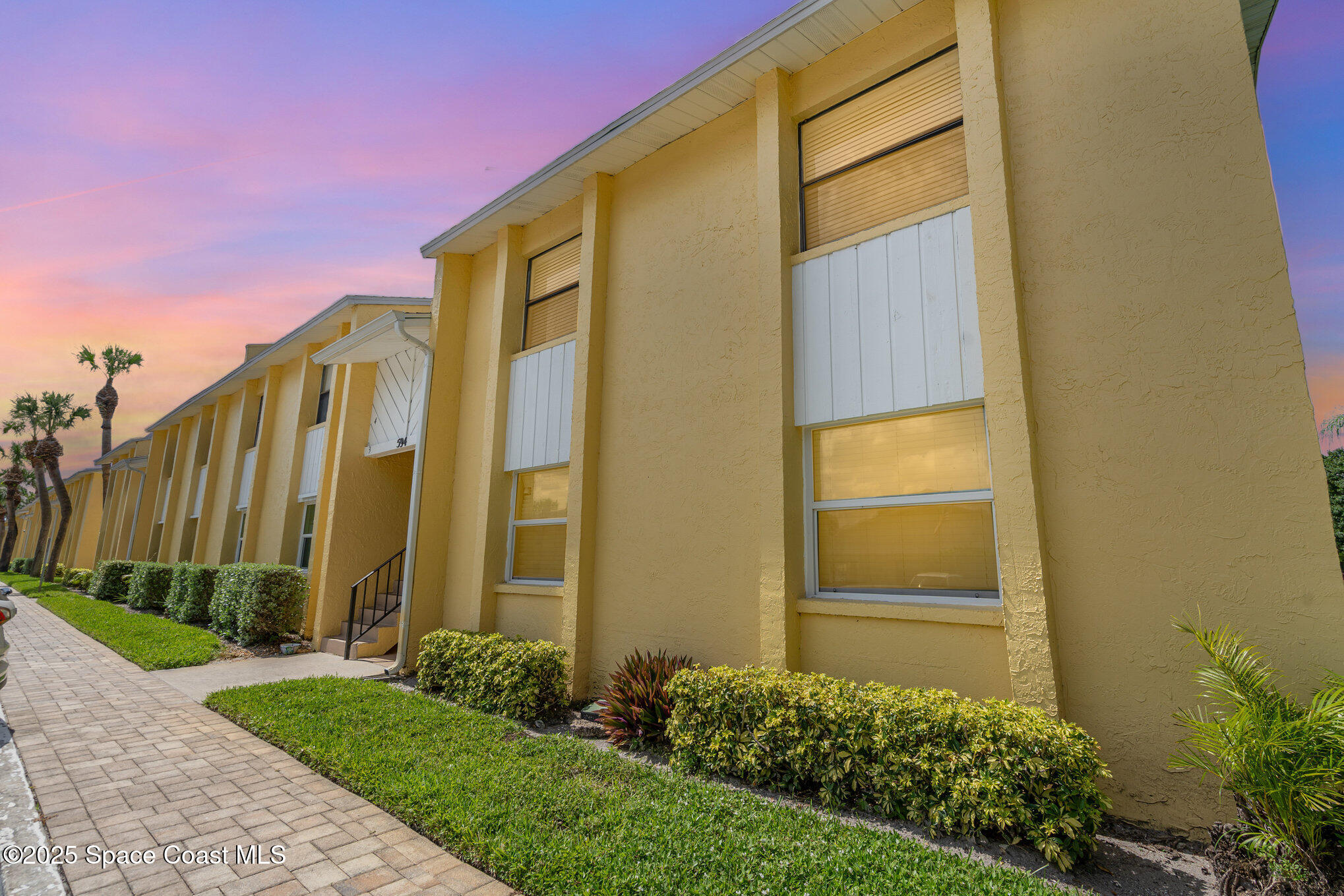 a view of a house with backyard