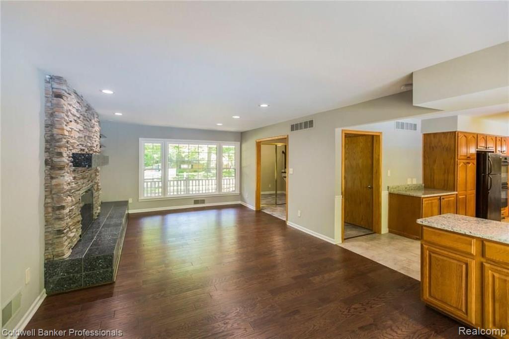 29075 Summerwood Road Farmington, MI 48334 - Photo 3 of 41