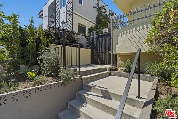 $2,995 | 1827 North Van Ness Avenue, Unit 6, Los Angeles, CA 90028