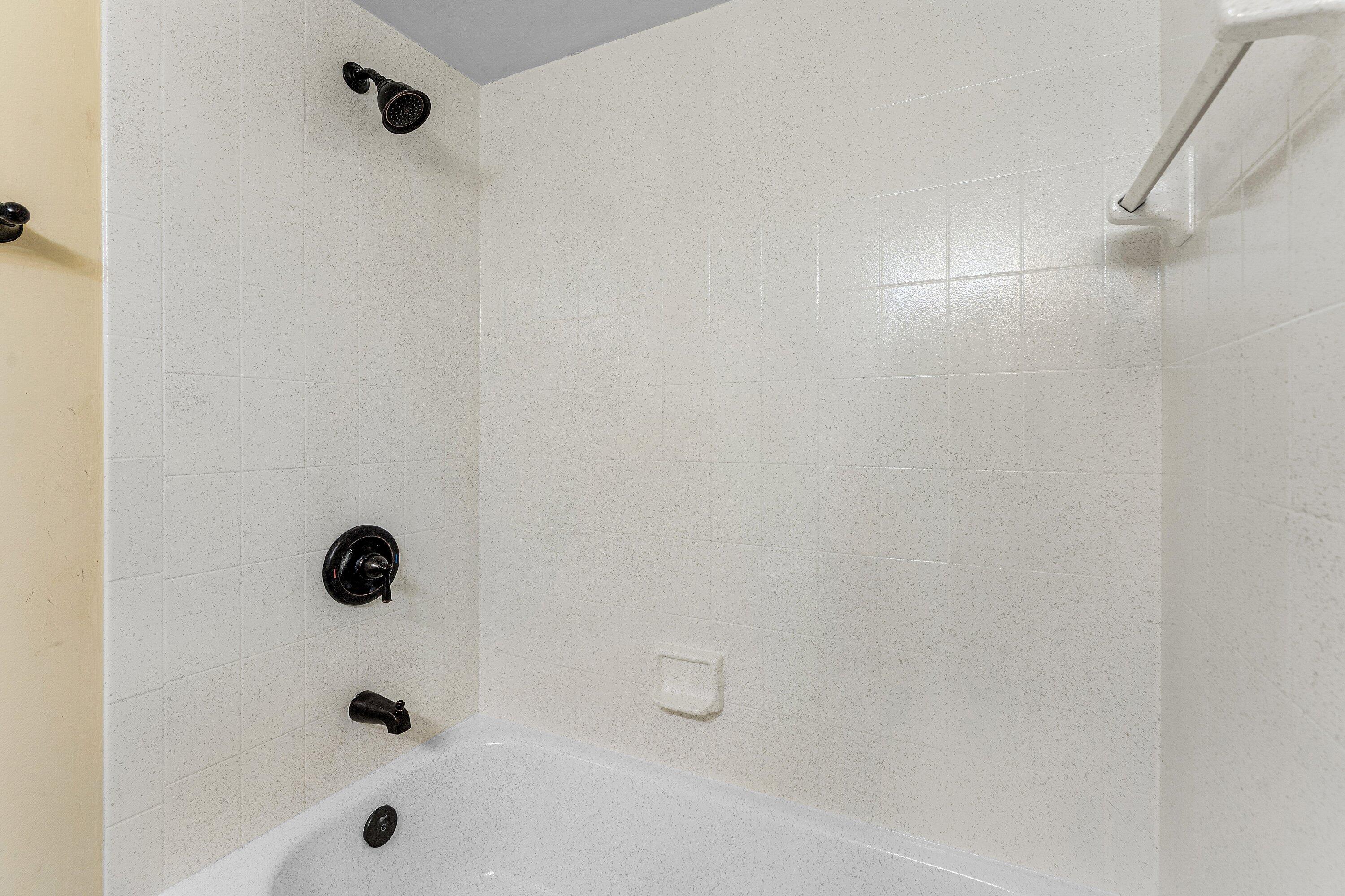 1111 Keystone Drive, Unit B Jupiter, FL 33458 - Photo 25 of 42 2nd Bathtub