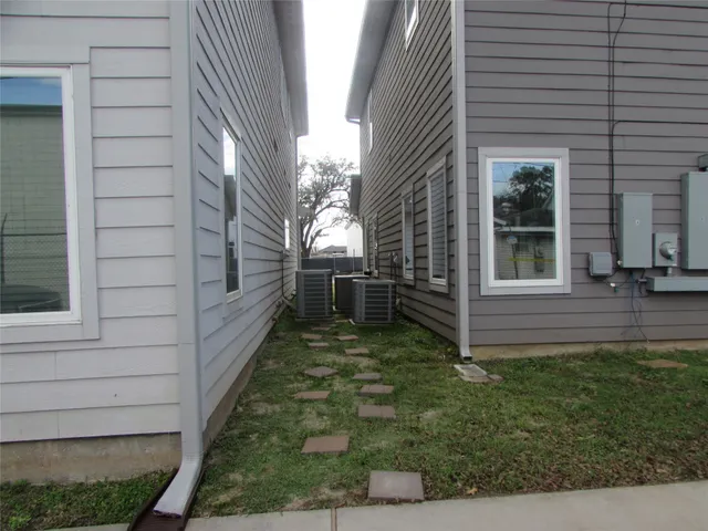 a view of a backyard