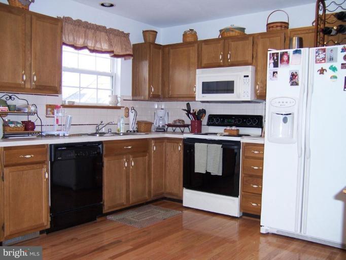 219 Roth Avenue Taneytown, MD 21787 - Photo 10 of 29 Kitchen