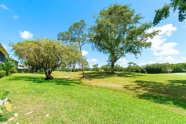 a view of a house with backyard