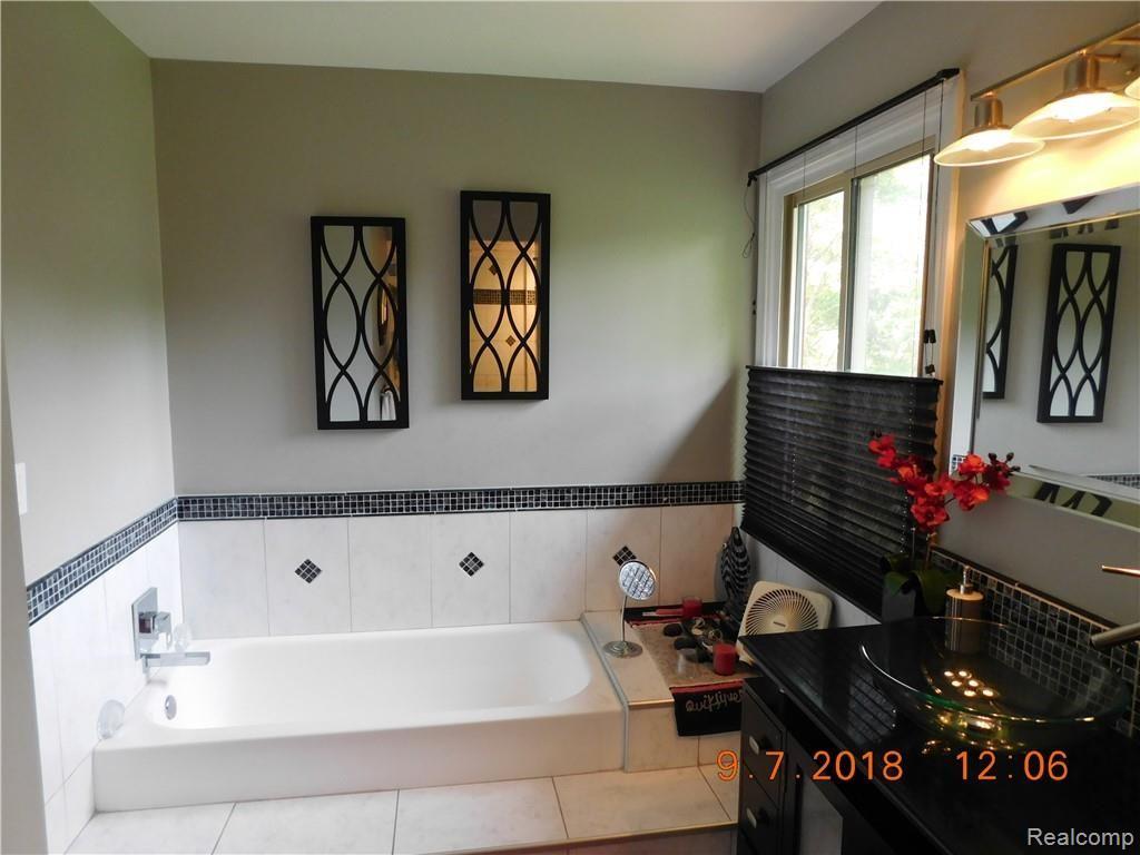 37335 Chesapeake Road Farmington Hills, MI 48335 - Photo 25 of 48