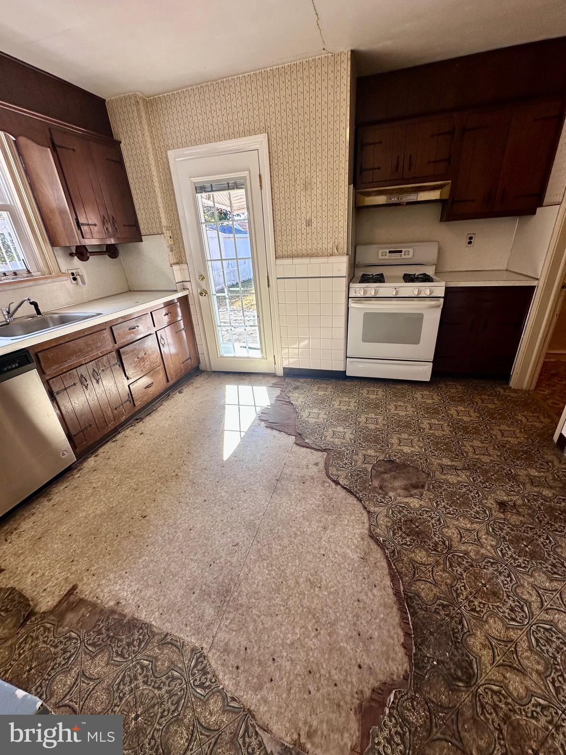 908 Rhawn Street Philadelphia, PA 19111 - Photo 7 of 14 Eat in kitchen