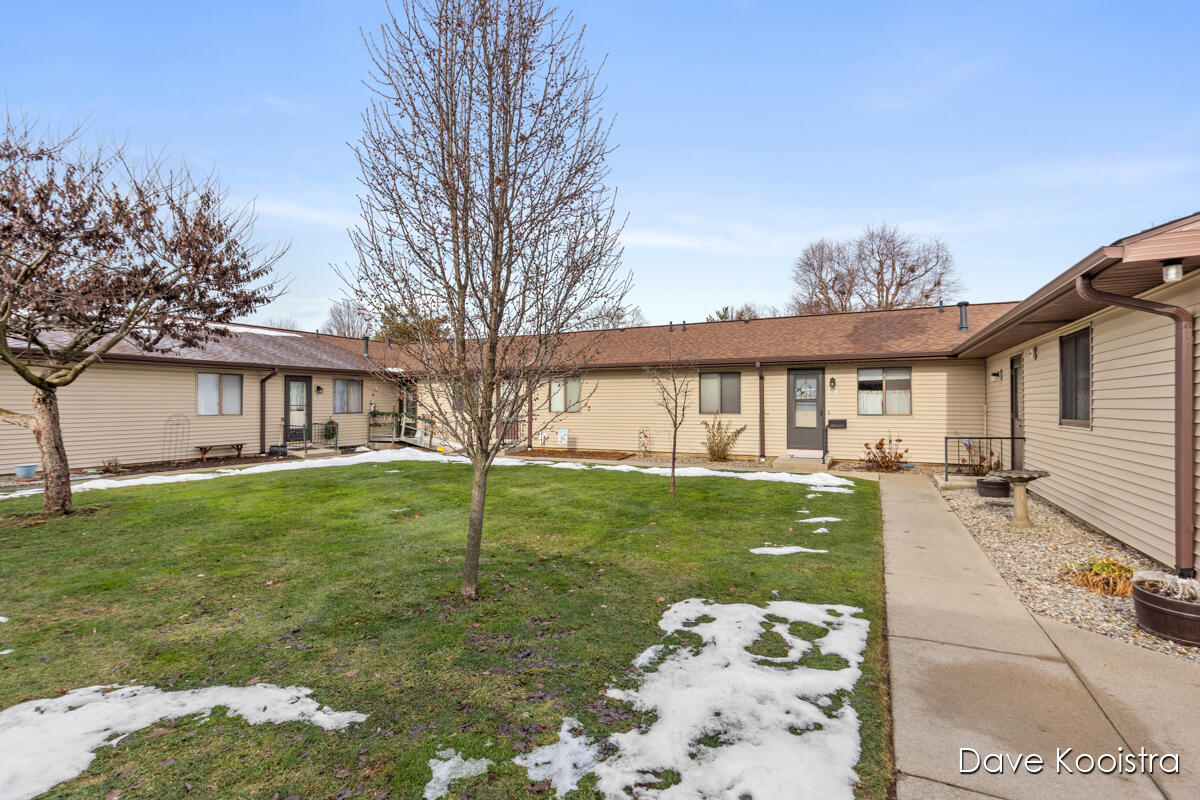 5064 Green Meadow Road Kalamazoo, MI 49009 - Photo 4 of 33 IMG_1001