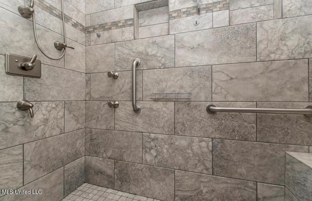 405 Hood Point Picayune, MS 39466 - Photo 17 of 27 hood-shower